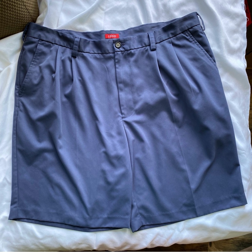Men’s Izod pleated front shorts Size 40